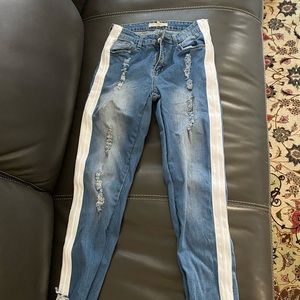 Ripped jeans with zipper design